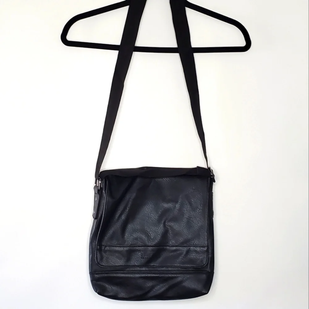 Kenneth Cole Reaction Messenger Bag Textured Black Carry All Travel Commute